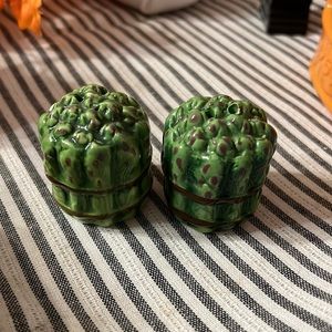 Super cute asparagus salt and pepper shakers!